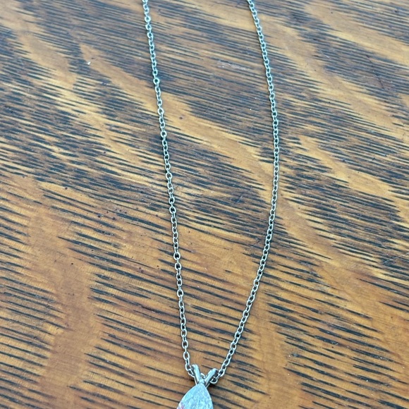 Elegant Silver Teardrop Pendant Necklace - Picture 5 of 7